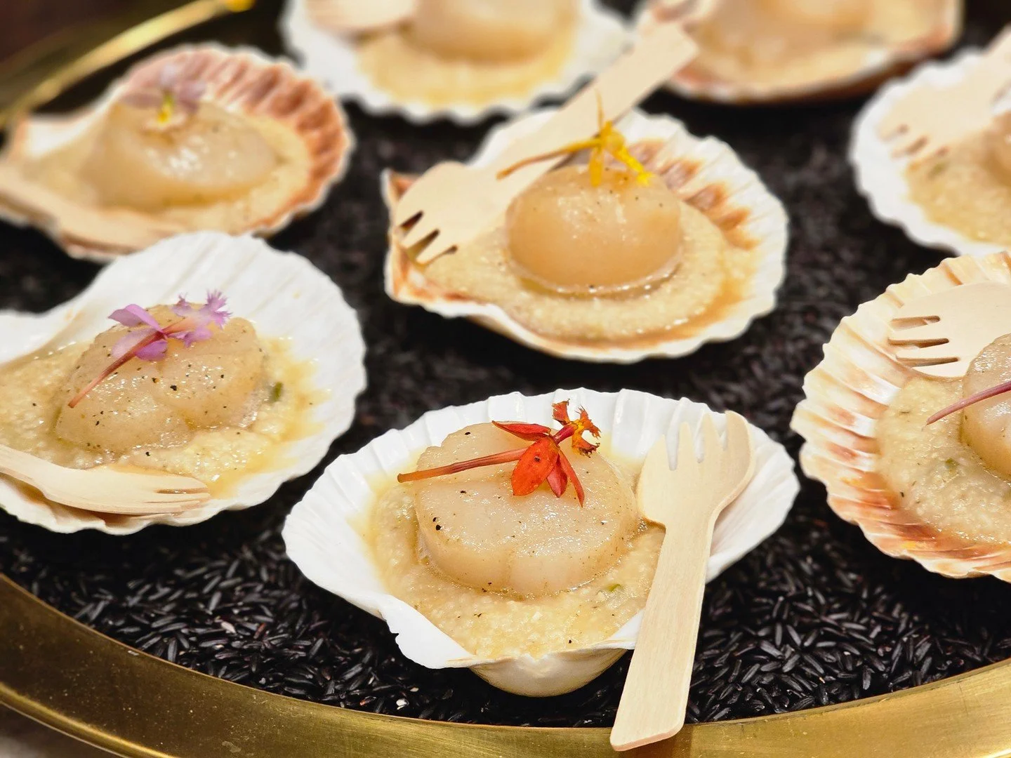 Seared scallops, nestled in velvety cauliflower pur&eacute;e, finished with edible blooms.
Elegant. Unexpected. And almost too pretty to eat (almost).

💫 Make your holiday party feel like a 5-star restaurant.
Book your December date before it&rsquo;