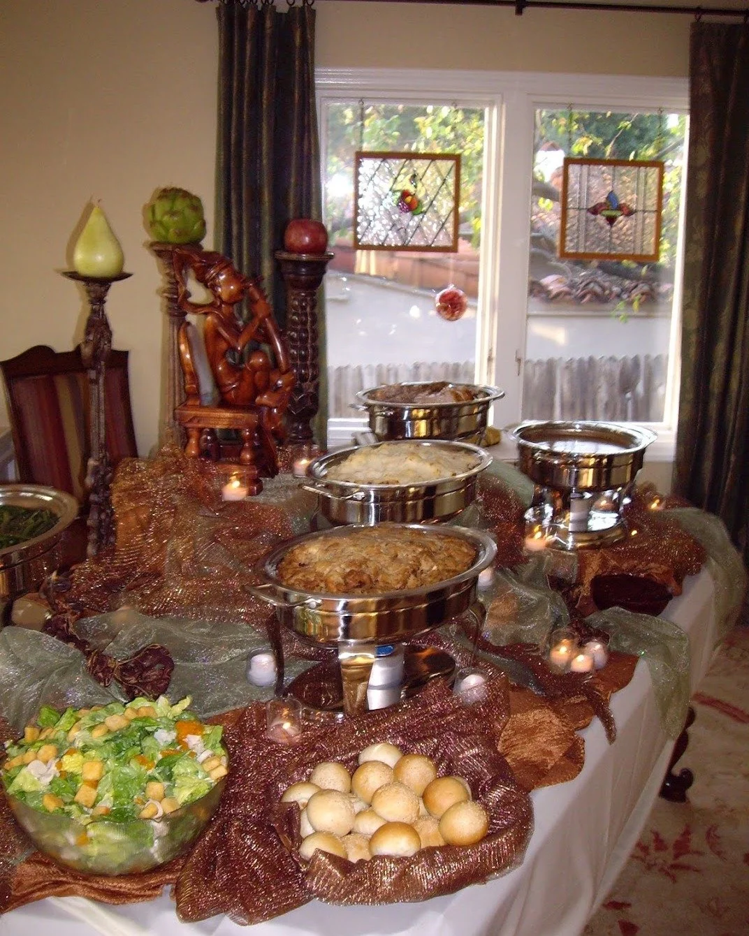 Nothing says &ldquo;welcome&rdquo; like a beautifully curated buffet in the heart of your home. From golden rolls to seasonal sides, every detail is made with care so you can simply enjoy your guests.
✨ Let us bring this cozy, elevated experience to 