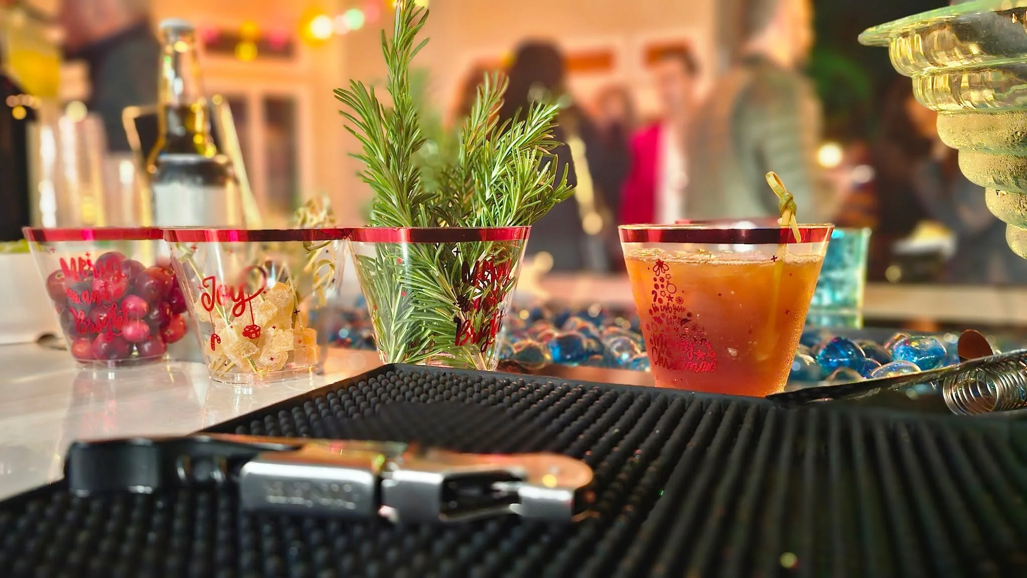 Garnish bar, festive glassware, and handcrafted cocktails set the tone. Our bar team doesn&rsquo;t just pour drinks&mdash;we curate an experience.

📱858-405-5372
📍San Diego, CA
💻busybeecookforme.com
.
#busybeesd #catering #personalchef #foodies #s