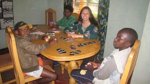 Andrea plays Uno with John and Egide.