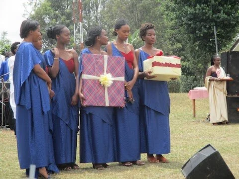 Groom’s female attendants with gifts for the bride's family.