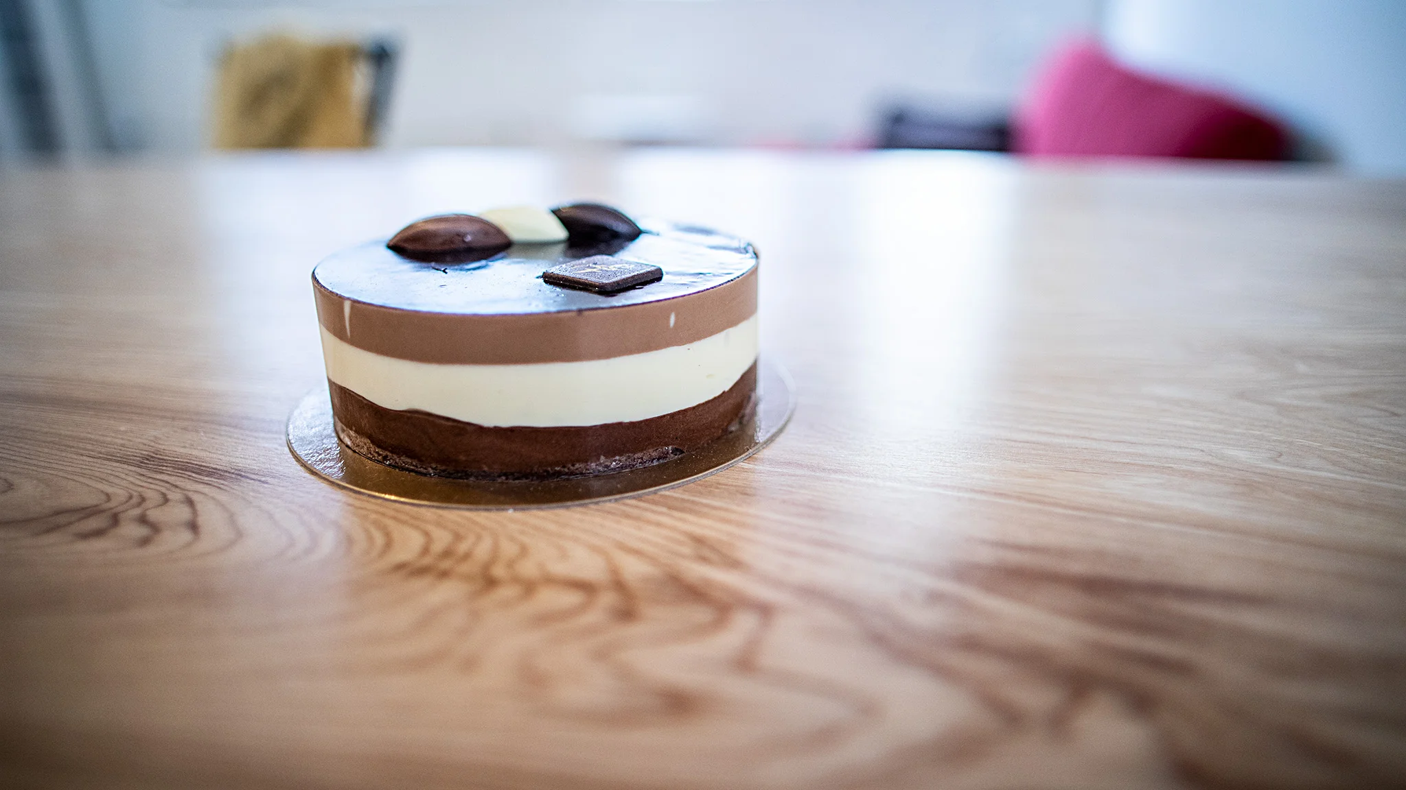 The day I had the idea about the cake collar, I went to buy this cake. It went pretty well (and I ate it all!)