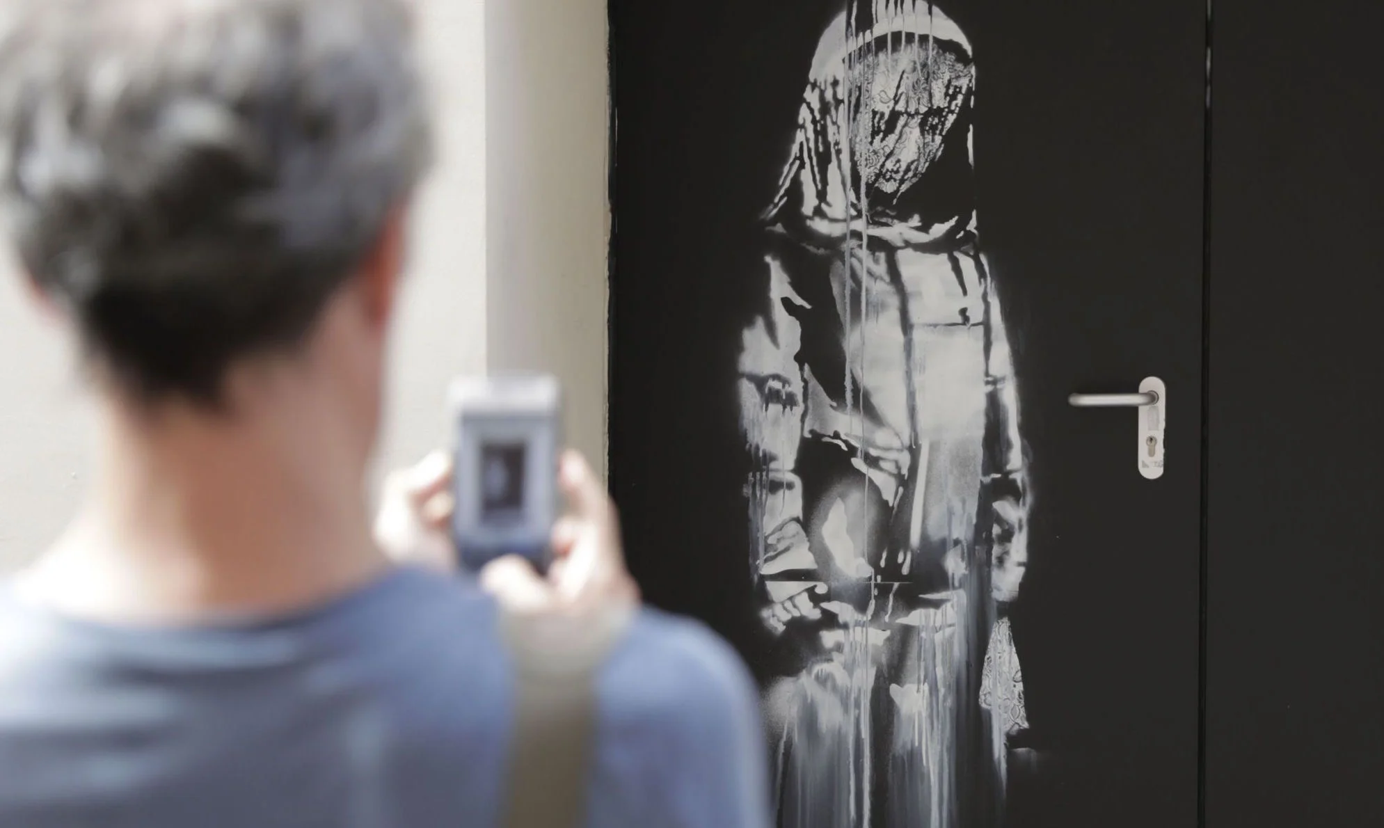 Une-oeuvre-attribuee-a-Banksy-a-l-arriere-du-Bataclan.jpg