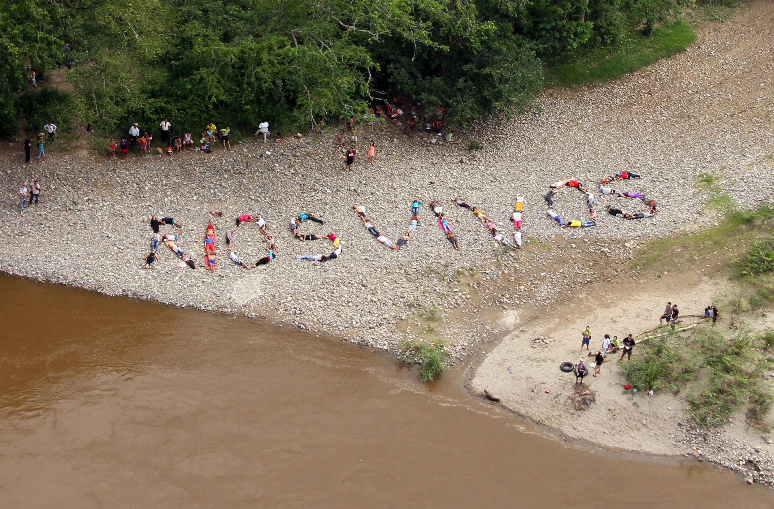 Rios Vivos, 2014. Collective Action in La Jagua, Magdalena River Colombia. Courtesy of Jaguos por el Territorio, used with permission of the artist.