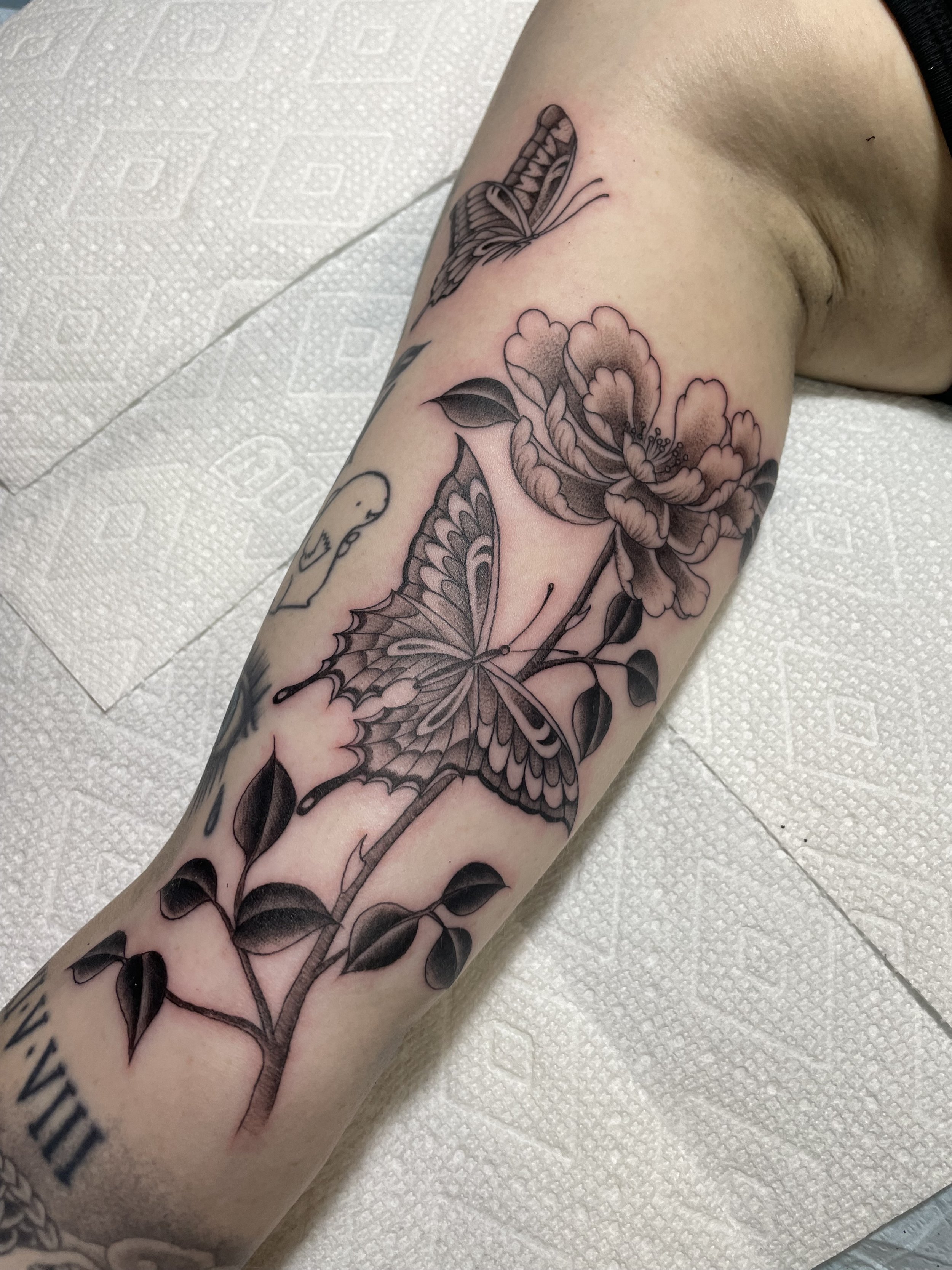 fineline butteryfly and flowers tattoo.jpeg