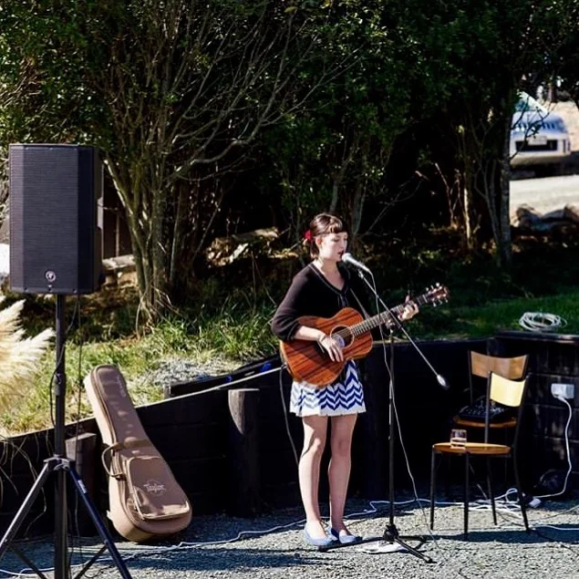 Providing some light tunes on a lovely day for @racheleggersbayleys 😊🎶