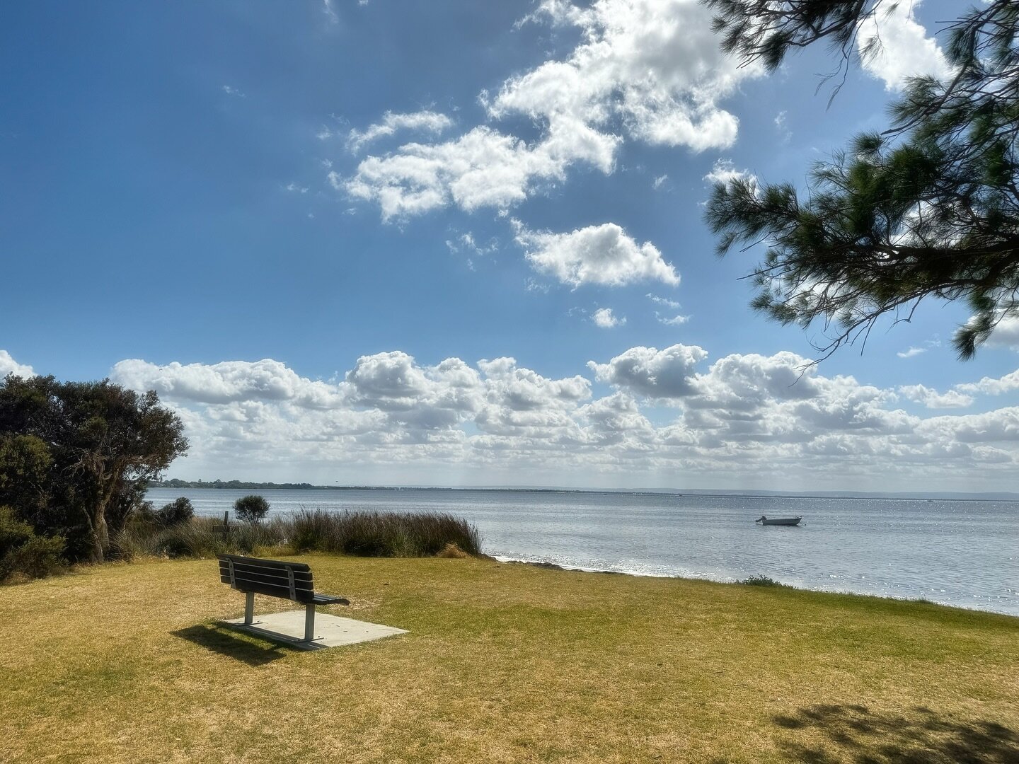 A quiet moment by our beautiful estuary 😌 #holidayvibes 😎
.
#miamiholidaypark #relax #estuaryside #visitmandurah #mandurah #mandurahlife #seeperth #caravanandcampingwa #caravanlife #campinglife #letsgocaravancamping #caravanandcampingwithpets #wath