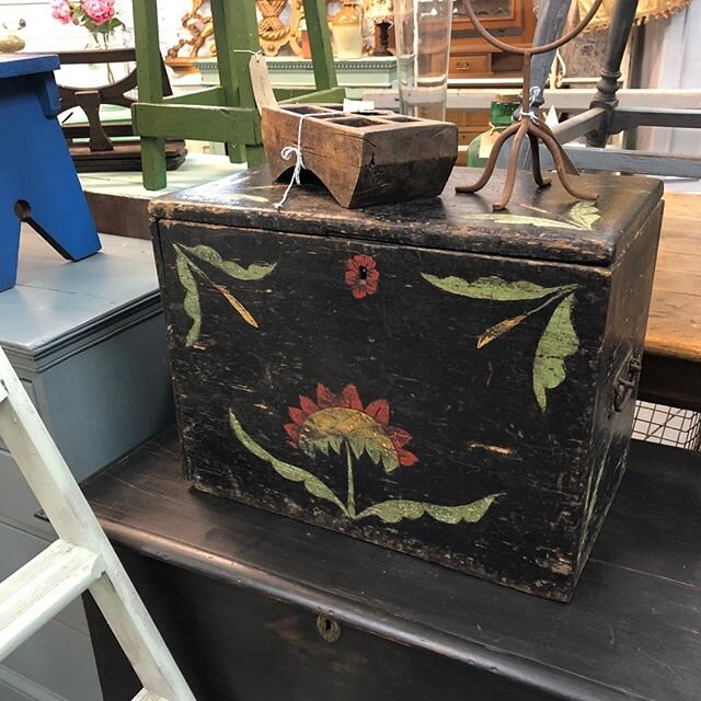 This beautiful wooden box has been delicately hand painted in a traditional vintage style. It is perfect for storing toys, games or other bits and bobs in your home.
&bull;
&bull;
#dairyhouseantiques #vintageandantiques #antiquesandinteriors #decorat