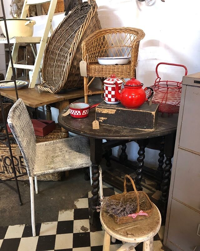 A lovely collection of Lloyd Loom style wicker furniture, distressed wood and coloured kitchen items
&bull;
&bull;
#dairyhouseantiques #vintageandantiques #antiquesandinteriors #decorativeantiques #antiquehome #rusticstyle #fleamarketstyle #antiques 