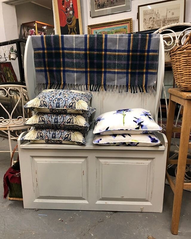 Lovely hand painted settle and some William Morris cushions &hearts;️ &bull;
&bull;
#dairyhouseantiques #vintageandantiques #antiquesandinteriors #decorativeantiques #antiquehome #rusticstyle #fleamarketstyle #antiques #vintagestyling #timelessdesign