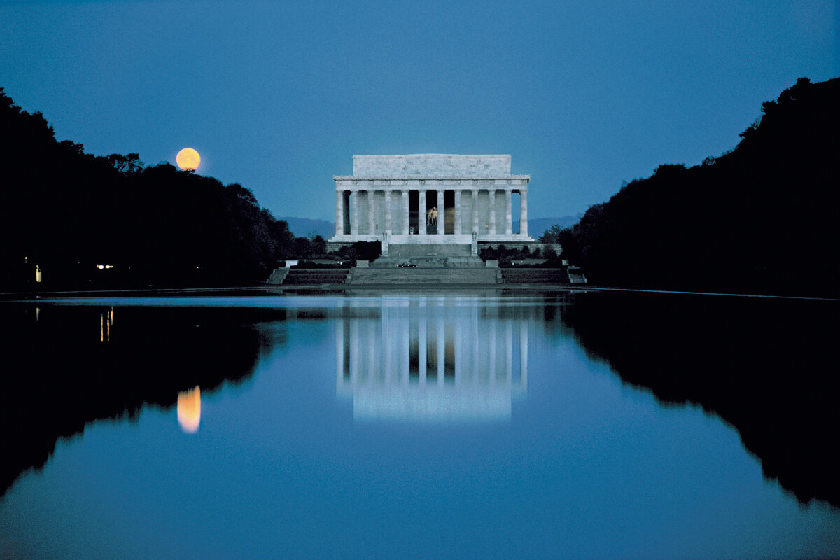 Lincoln Memorial - Moonset