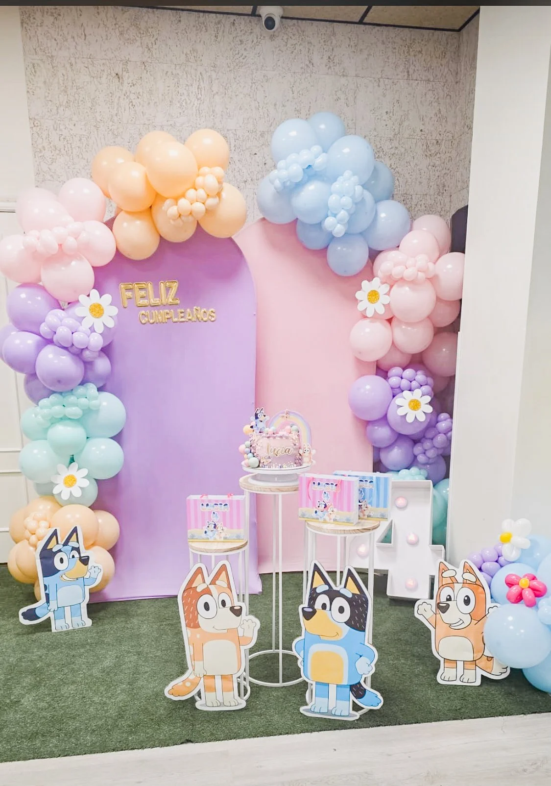 Cumpleaños infantil decorado con temática Bluey en el local para cumpleaños infantiles en Burgos