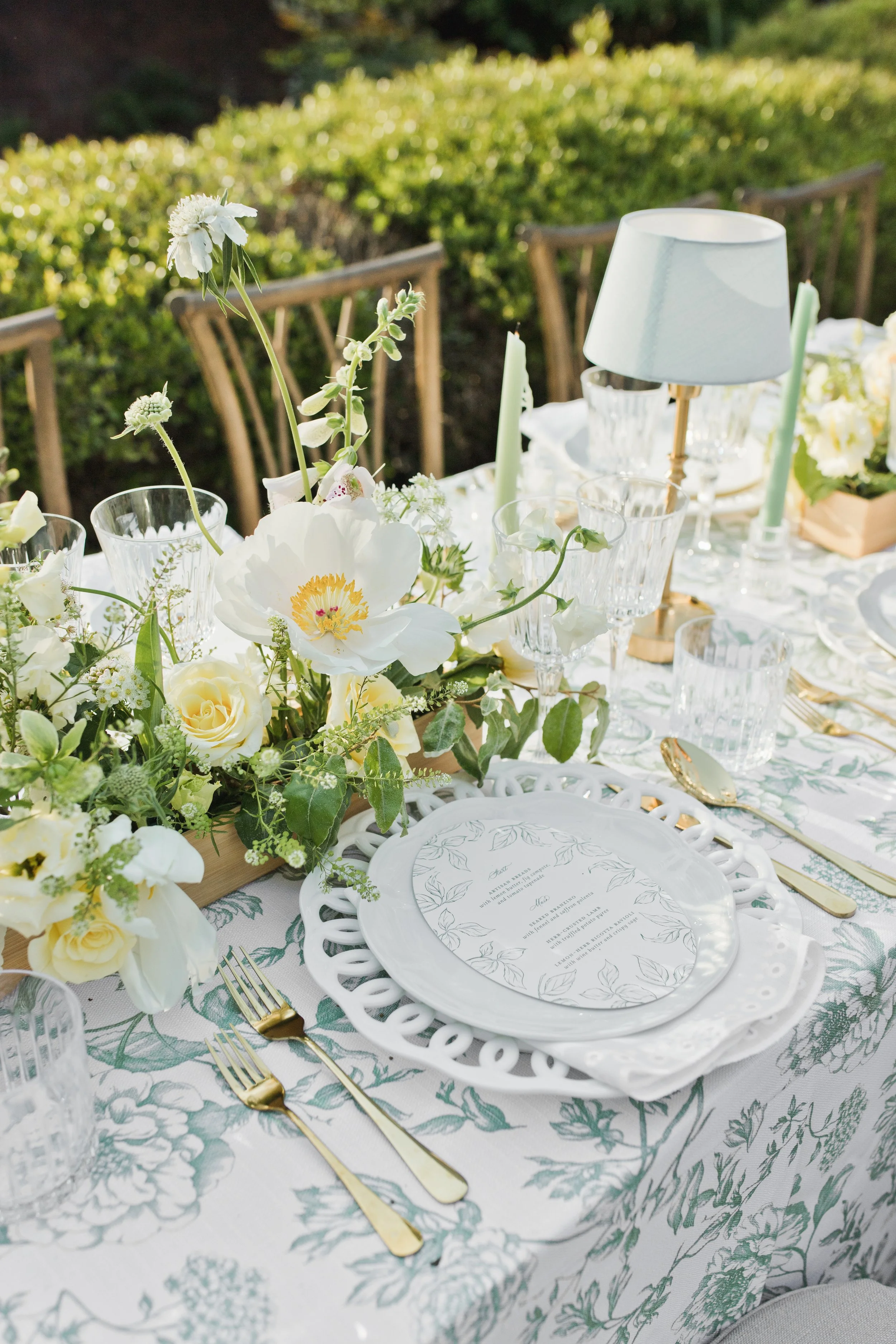 Floral Tablescape Centerpiece - Photo by Elizabeth Hoard (Copy)
