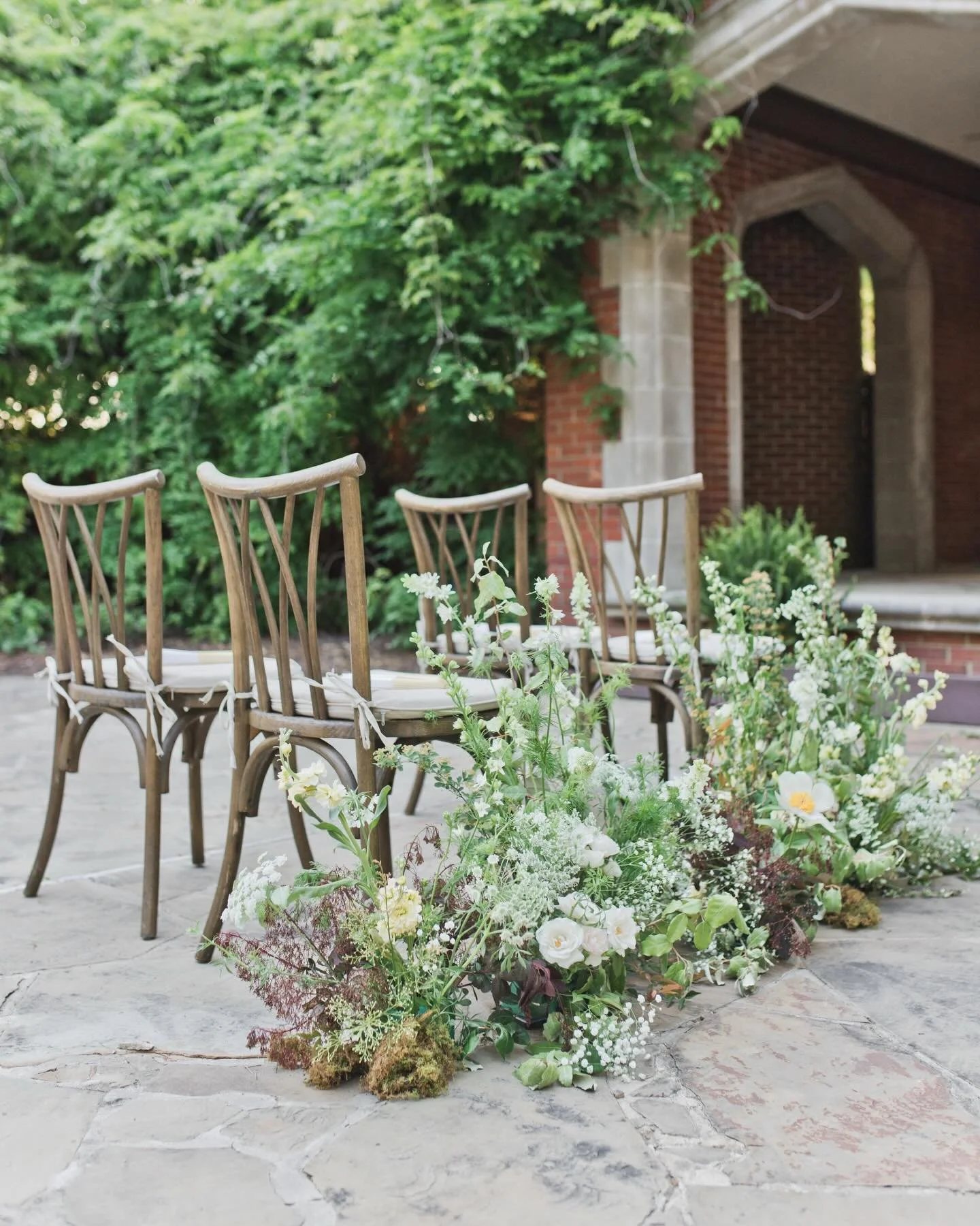 Of course it&rsquo;s the dead of winter and I&rsquo;m dreaming of spring flowers. @whiteravenmanor is the perfect backdrop if you&rsquo;re looking for that European wedding and reception. You&rsquo;ll be in good hands with planning by @the.event.edit