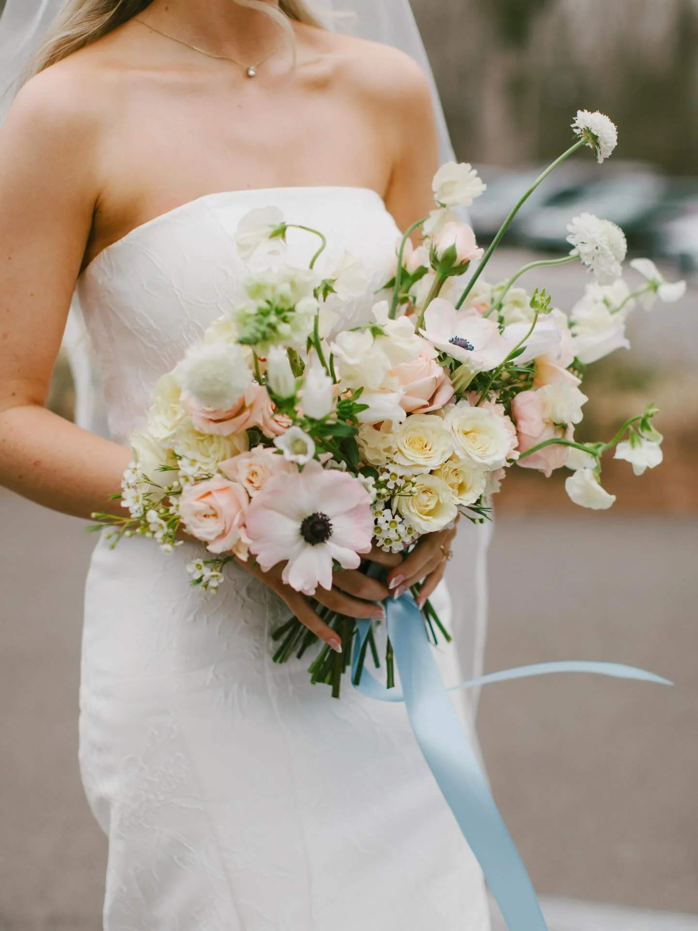 Happy New Year!! We can&rsquo;t wait to create more beautiful flowers for all of our beautiful brides, grooms, customers, and us haha 😆 

What colors are you drawn to? More color? Beige? In between?