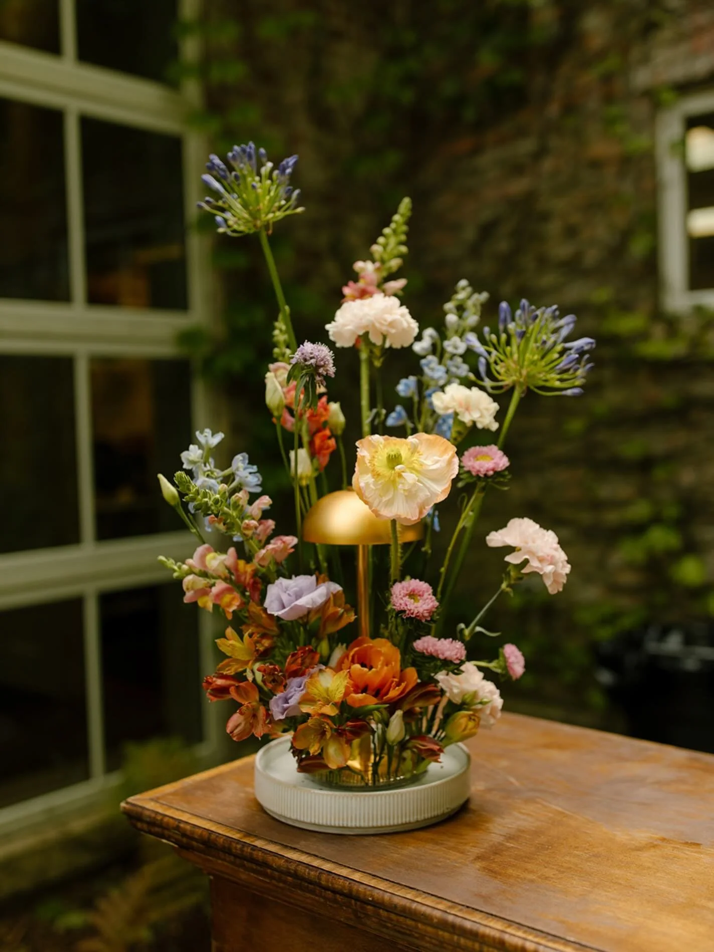 Bar arrangements are such a perfect place for something funky! Your guests won&rsquo;t see every one of your centerpieces but it&rsquo;s a guarantee they will be at the bar. 

Planner @leslie_bellabaxterevents 
Venue @dixonmemphis 
Photographer @made