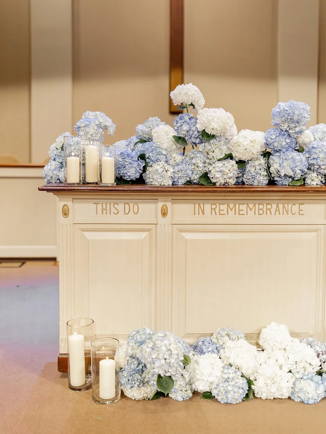 Sometimes all you need is one flower. Well, lots of one flower. But we do love a Mono Bloom moment, especially at a church because the focus is on the couple and their union. 

@emilyholmesweddings 📸