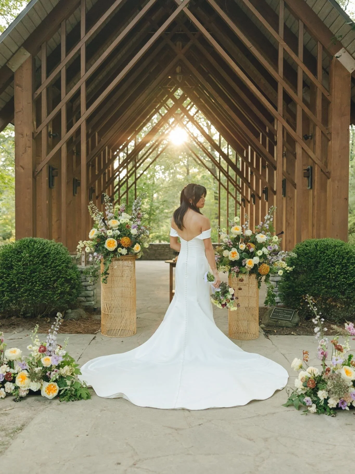 Butter yellows and lilacs feel so easy on the eyes 

Photography by @photographyrhea