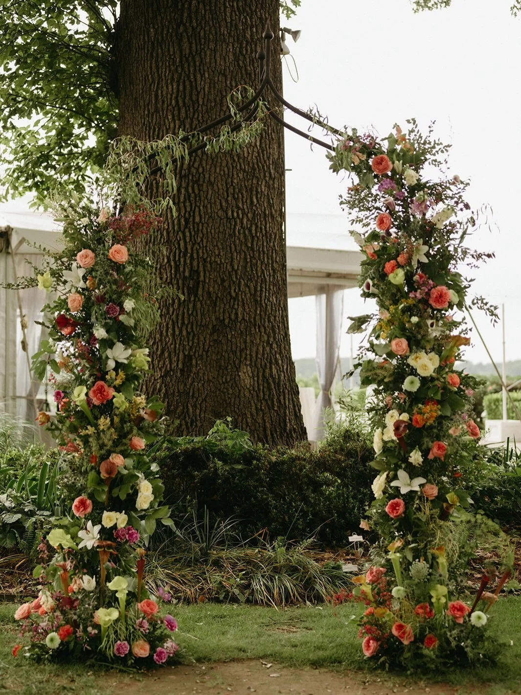 One of the coolest collaborations I have gotten to experience was with my friend @theflowerfarmmemphis . She grew 90% of the flowers as a wedding gift to the bride and groom. And because of that, this is a wedding that can never be replicated. 
I rea