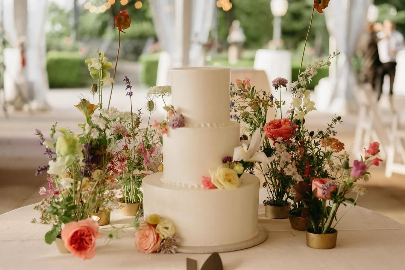 Your cake flowers don&rsquo;t have to be grand to show. Sometimes color and texture add volume, even if the flowers are dainty and airy.

@forthelovebirdsphoto