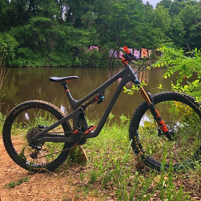 A great ride minutes before the rain. 
#mtb #mtblife #yetitribe #yeticycles #yetisb140 #sb140 #mountainbike #deitycomponents #deitycopperhead #deitybladerunner #bladerunnerpedals #rideyourbike  #mtbphotography #yetimtb @yeticycles @deitycomponents #r