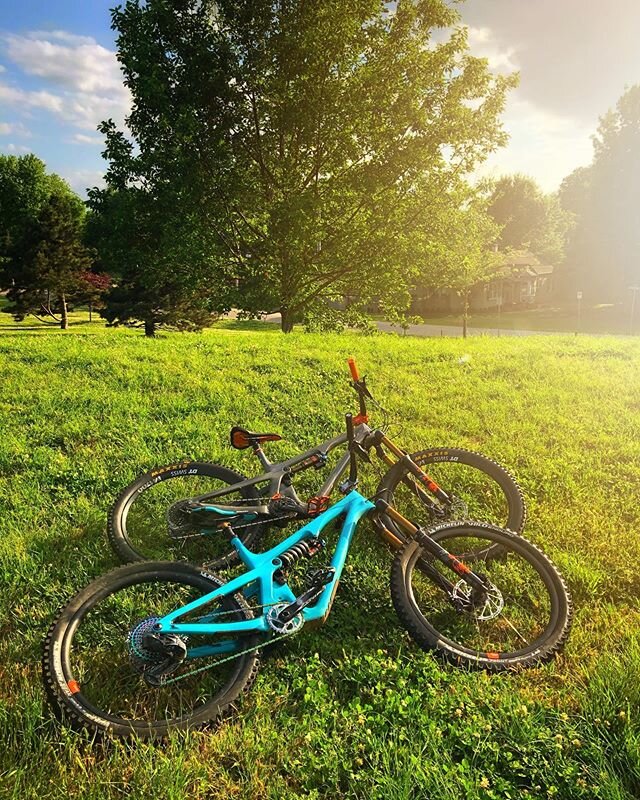 Naps in the grass. #mountainbikesofinstagram #parklife 
#mtb #mtblife #yetitribe #yeticycles #yetisb140 #sb140 #mountainbike #deitycomponents #deitycopperhead #deitybladerunner #bladerunnerpedals #rideyourbike  #mtbphotography @yeticycles @deitycompo