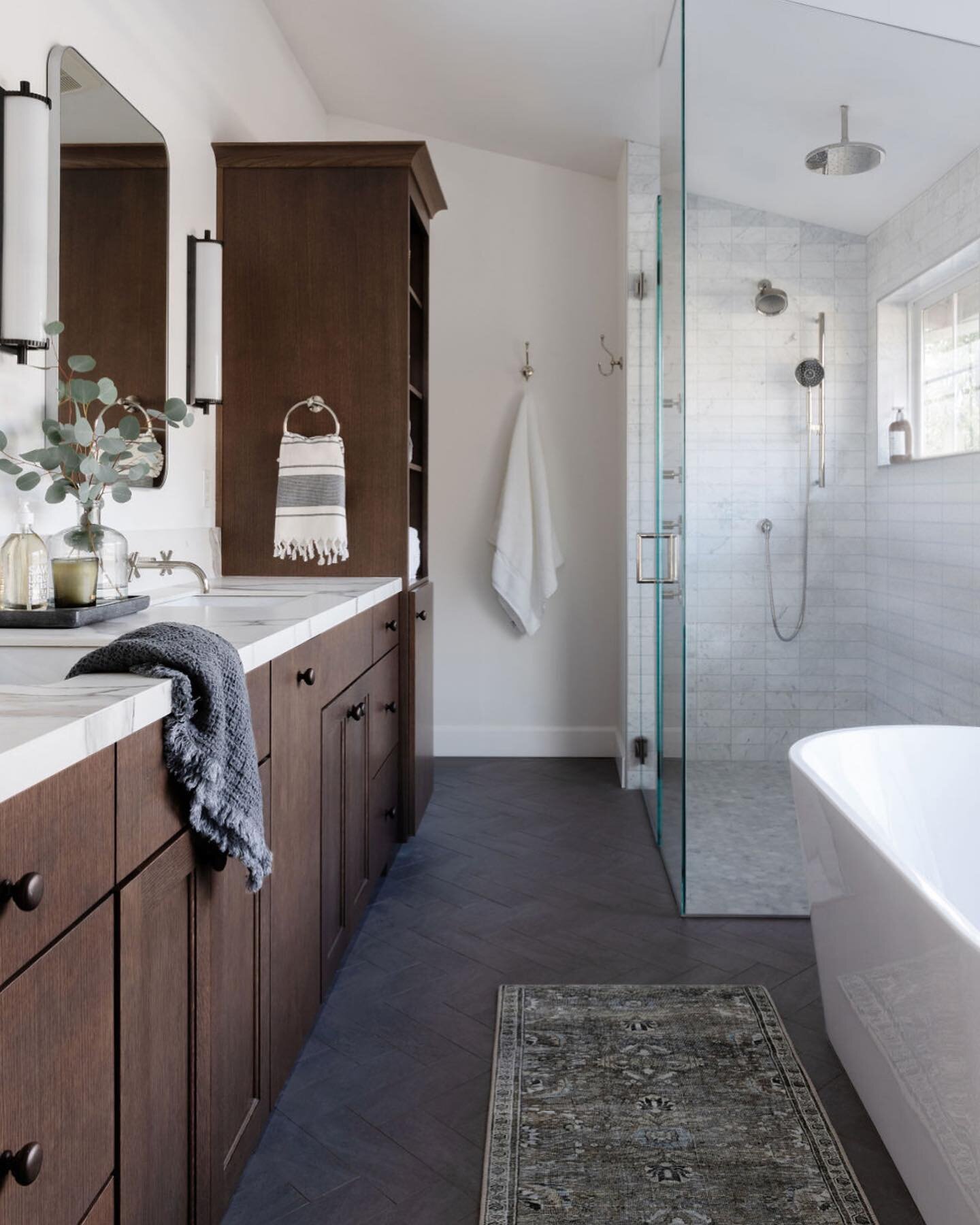 A view looking in - swipe to see this master bath transform over time! Click on the link in my bio for the full blog post of this remodel 📷: @emilykennedyphoto