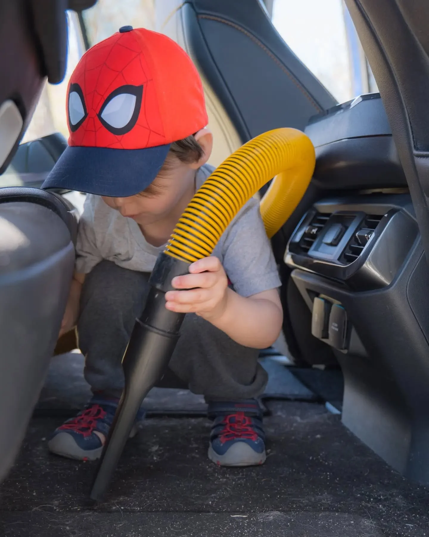 When you need +10 years experience to get your first job, gotta start young! #detailing #dadlife #littlehelper
