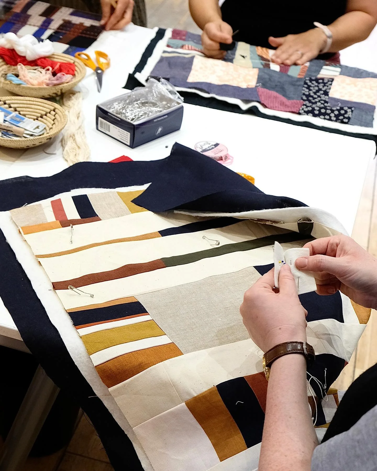 Another wonderful workshop was had on Sunday at @gatherandstitchlondon with Layla! Teaching this approach to quilting is always such a joy, and we really do always get the most lovely folks coming along. This one was no different and everyone went aw