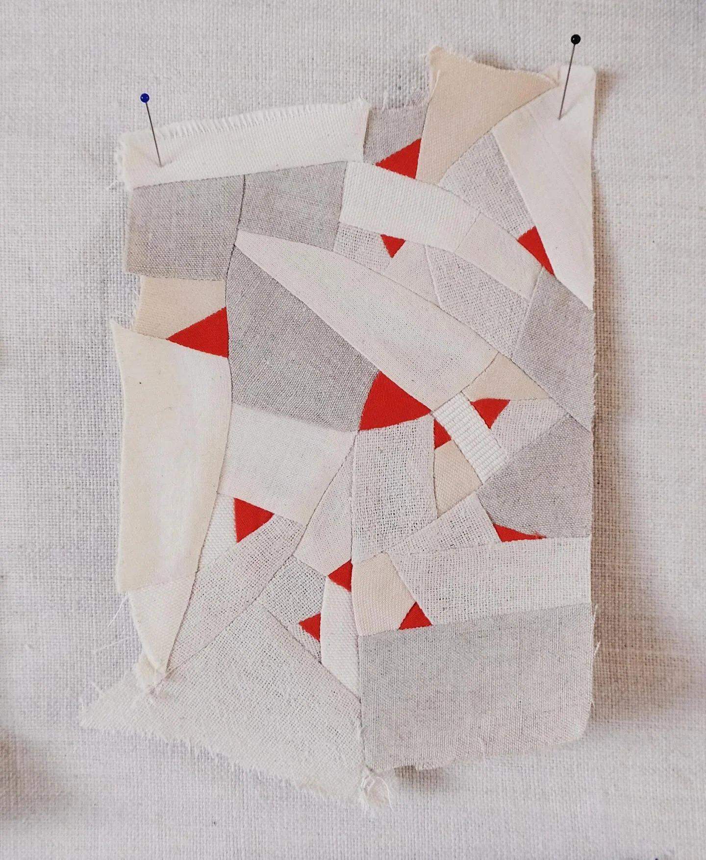 Thought this sweet flu-induced-chaos-sewing deserved a spot on the grid as I got so many nice messages about it
.
I had an idea to sew some tiny red triangles, off the back of thinking about the borders for the log cabin community quilt, which are of