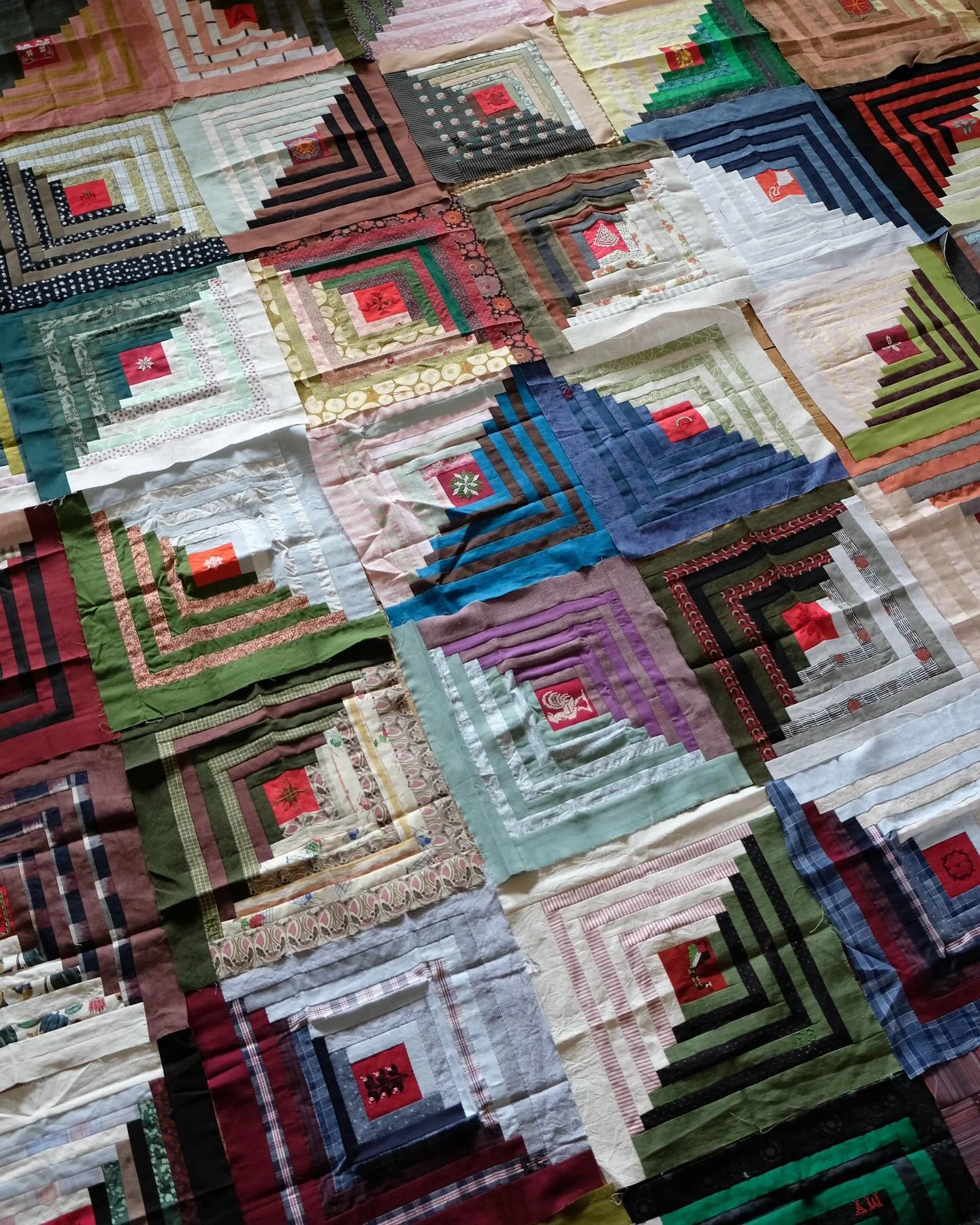 After the success of @roberta.cummings led Moon of Bethlehem Quilt, we have another community quilt project in the works: Log Cabin for Gaza. Over 50 people from all over the world have been working on it so far, with folks sending their blocks betwe