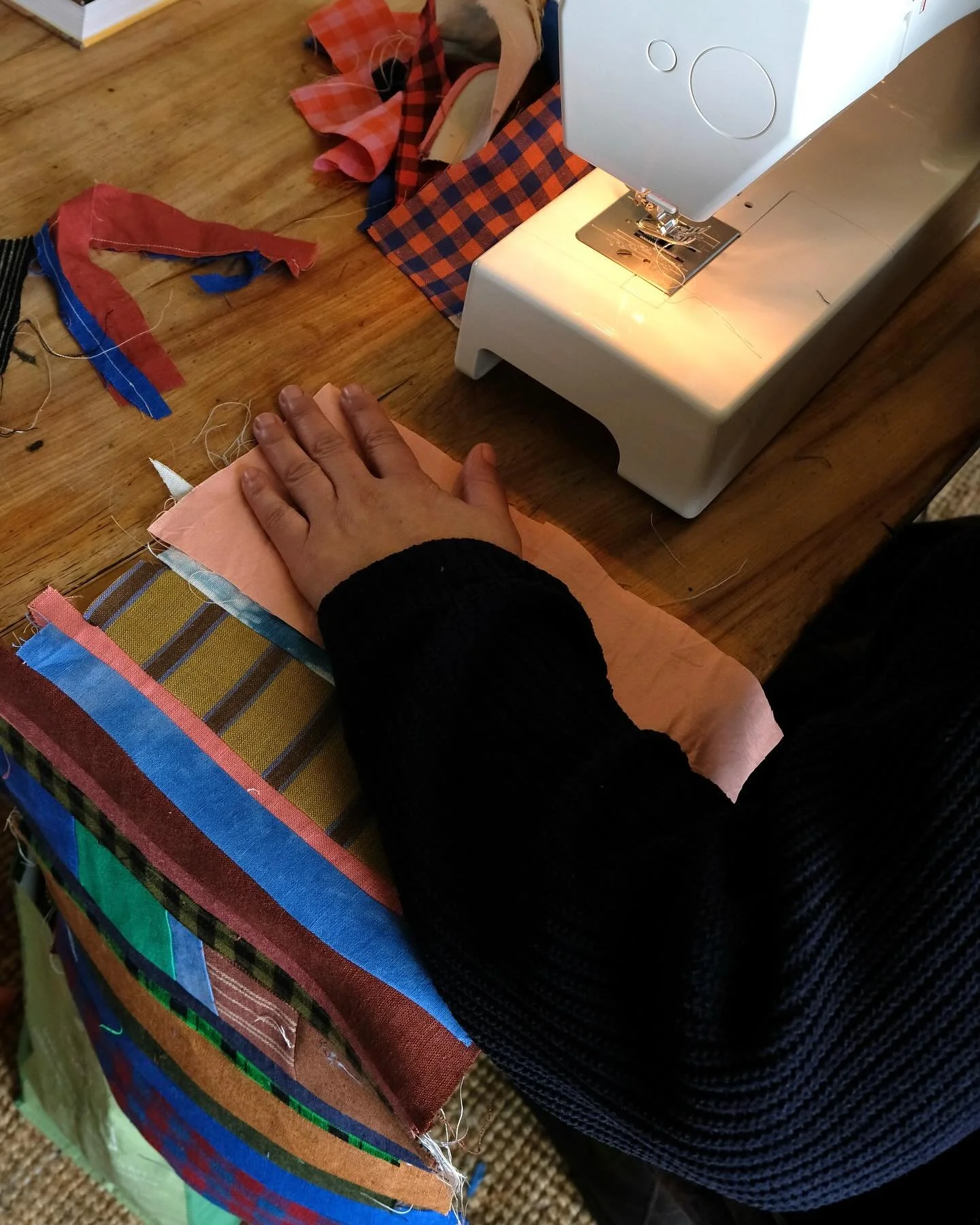 A few pics from last week&rsquo;s workshop, just as I am heading to London for another. Nothing beats making things together and giving yourself time to play around with fabrics in good company. 
.
I&rsquo;ll be launching more soon, so if you want to