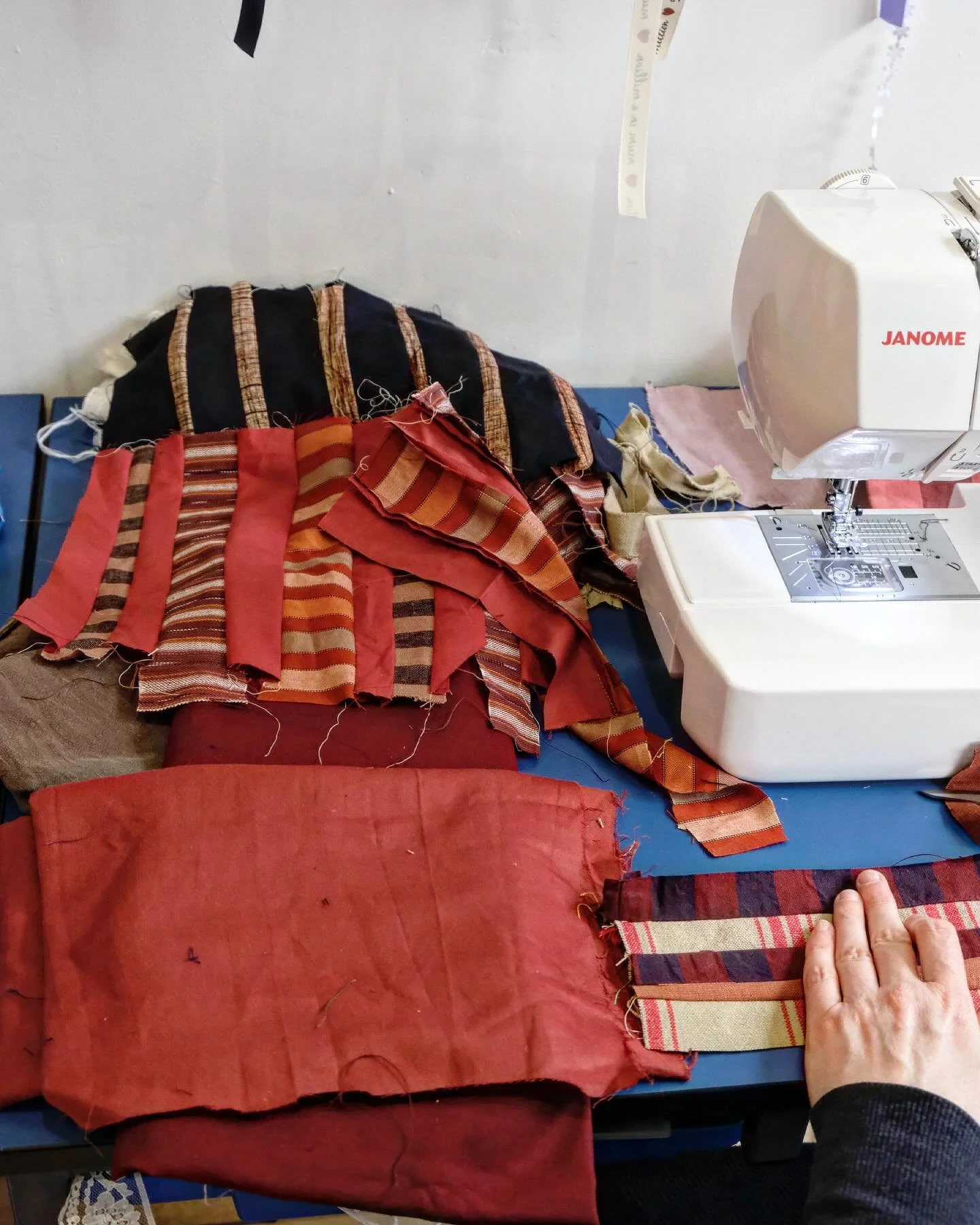 I haven&rsquo;t shared the pics yet from the workshop a few weeks ago at @gatherandstitchlondon 

So many beautiful quilts were made and as always, such a lovely group of people all there to create something and explore their own way of making patchw