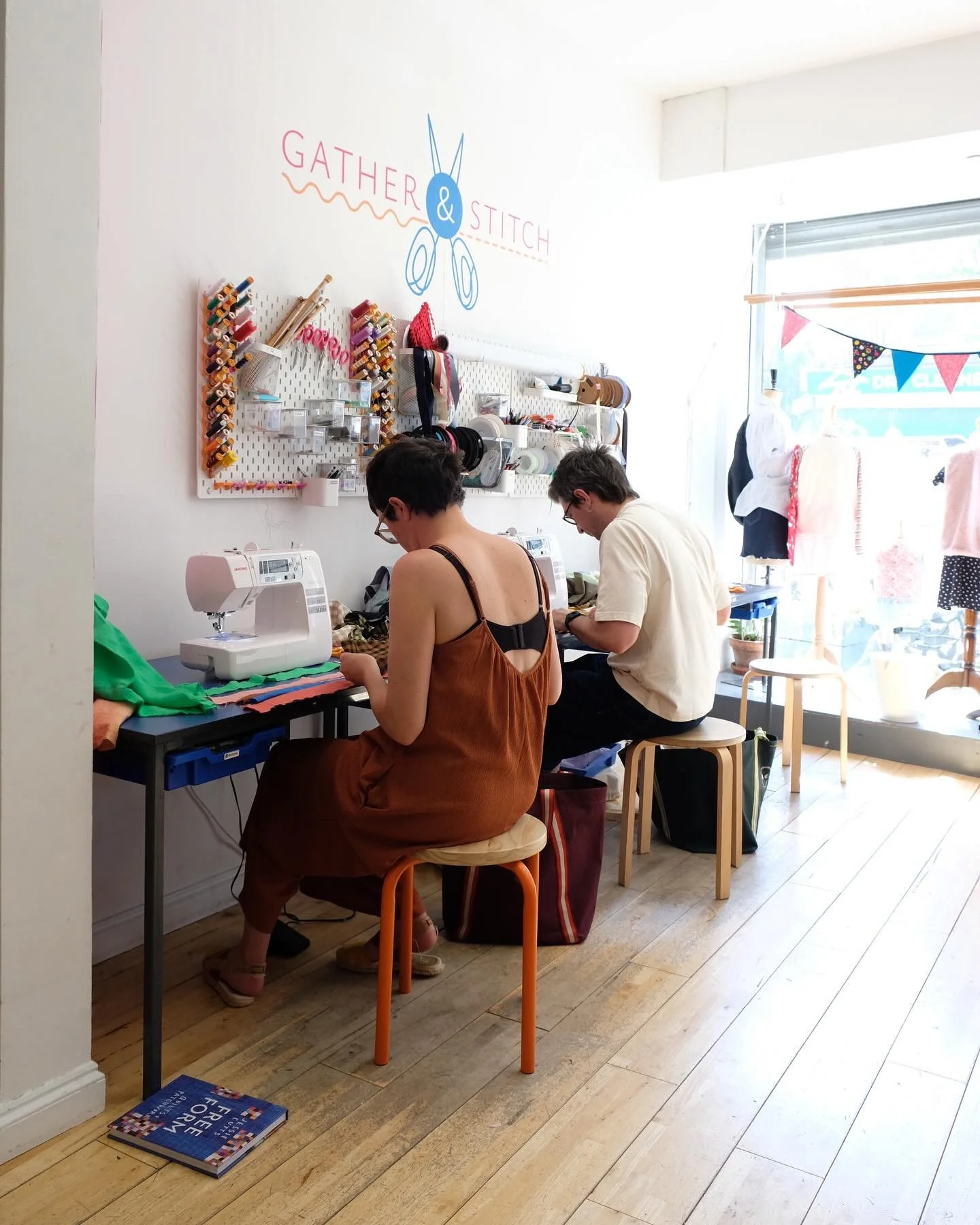 Another wonderful workshop from the weekend before last at @gatherandstitchlondon with such a lovely group of folks. Everyone makes such unique pieces and I just love to see it!