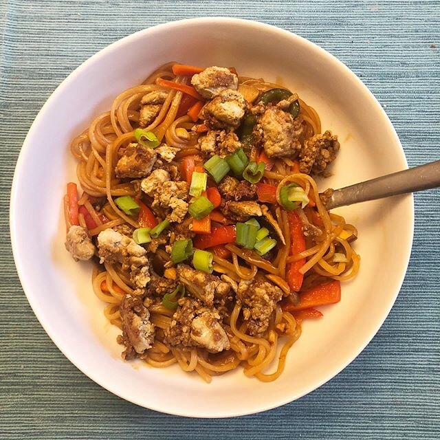 Today I learned that pumpkin seeds can be turned into a tofu-like substance called #Pumfu (made by @foodies) and that it&rsquo;s really good in #vegan #PadThai. 🎃 Thanks to @greenbeandelivery for the recipe and ingredients! 🚛
