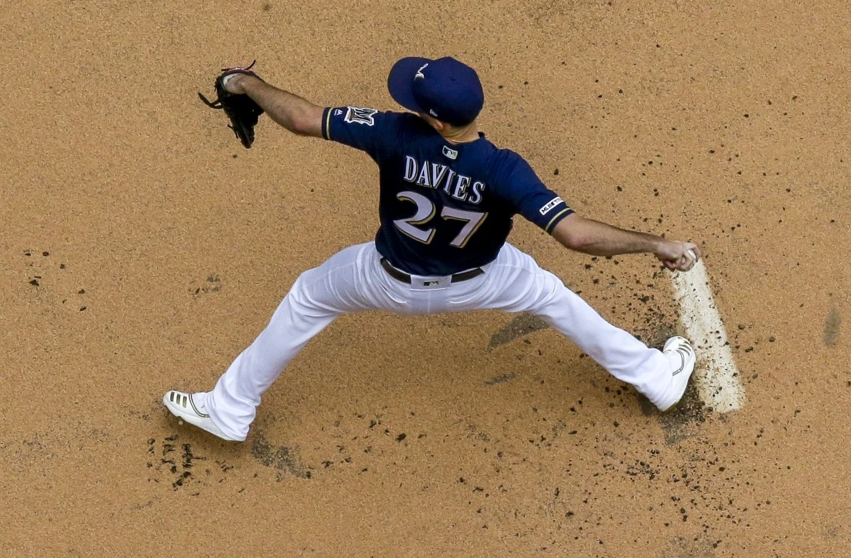 Davies sets club record at 7-0, Brewers beat Pirates 5-3