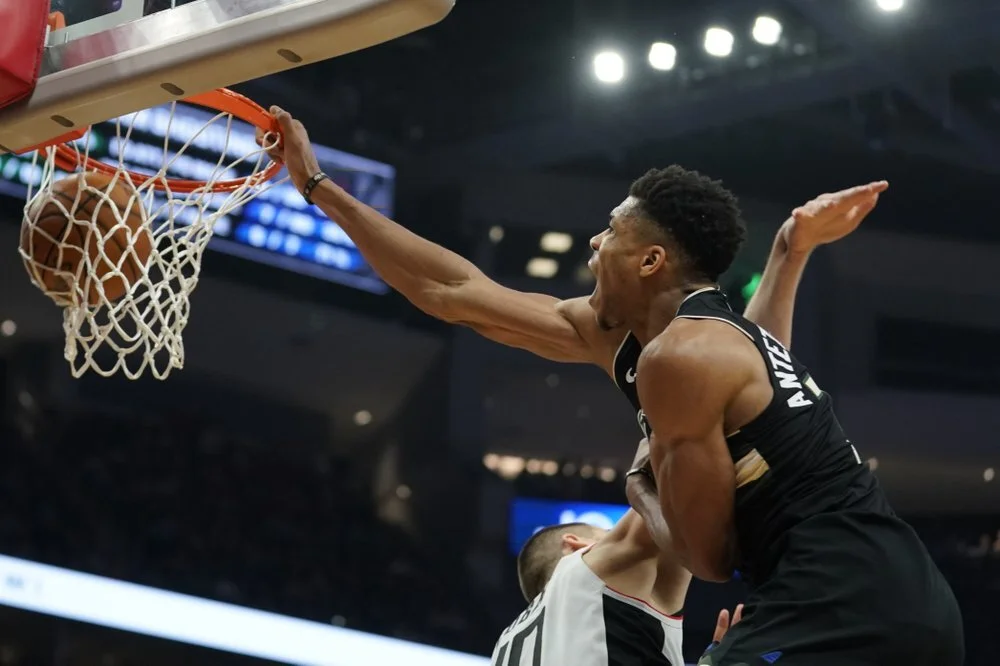 Giannis scores 27 on 25th birthday, Bucks rout Clips 119-91