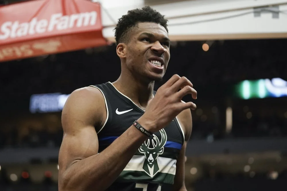 Antetokounmpo, Bucks beat Davis-led Lakers 111-104