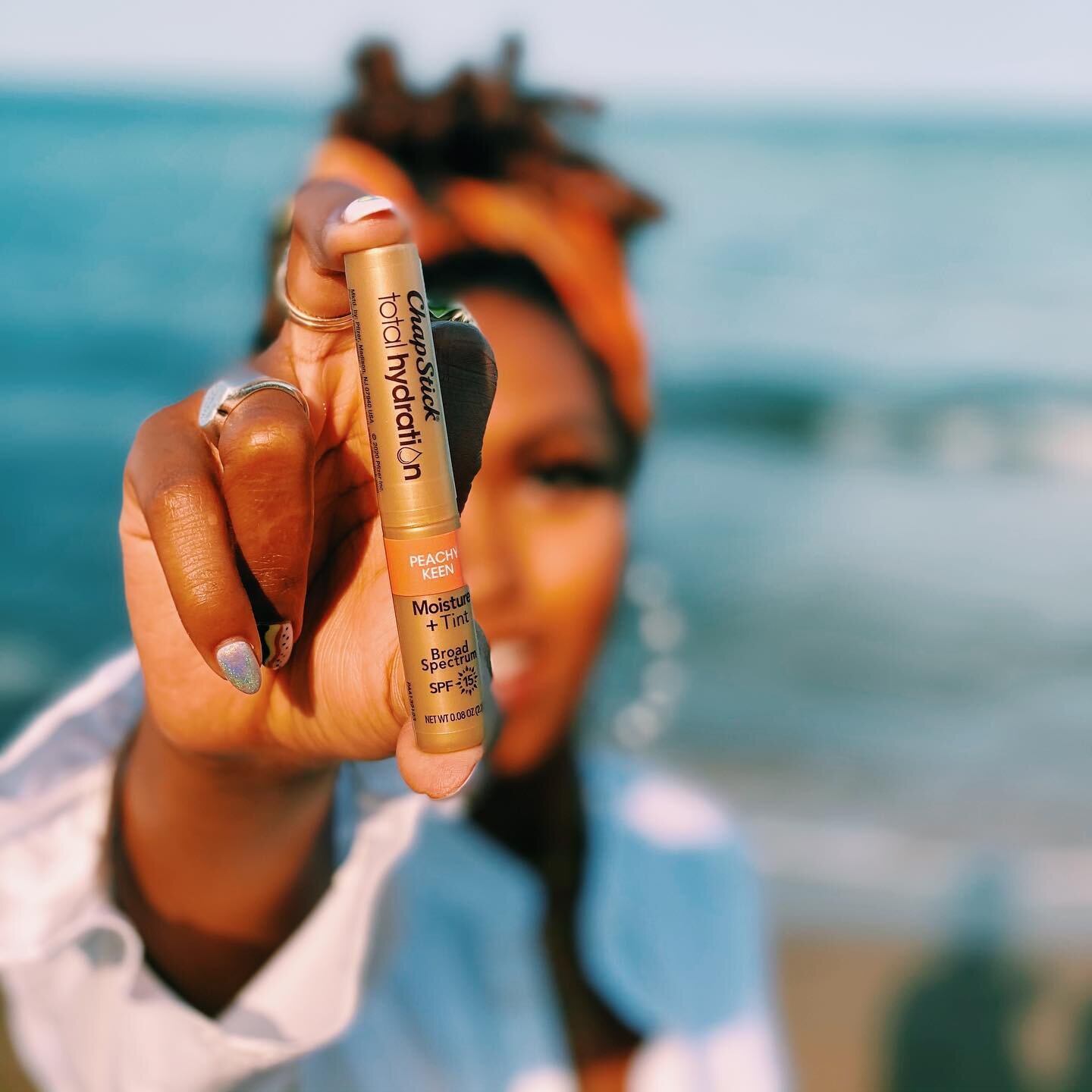 my lips are now &amp; forever peachy keen! the feel &amp; smell of this chapstick sold me🥰
&bull; 📸 : @emmanuelle_kai !! 
#ChapStick #contest #complimentary @ChapStick @Influenster