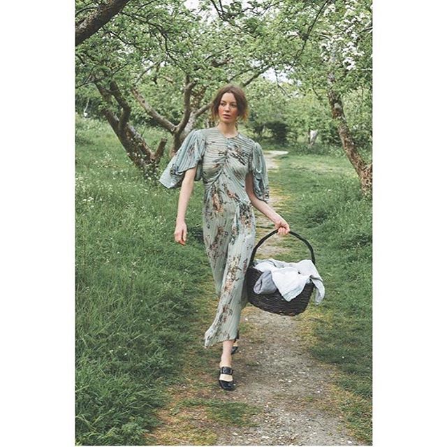 I don&rsquo;t do nature but if it&rsquo;s as chic as this feature in Elle Serbia by photographer @tiffanymumford I can get behind it. #memorialdayweekend #picnic