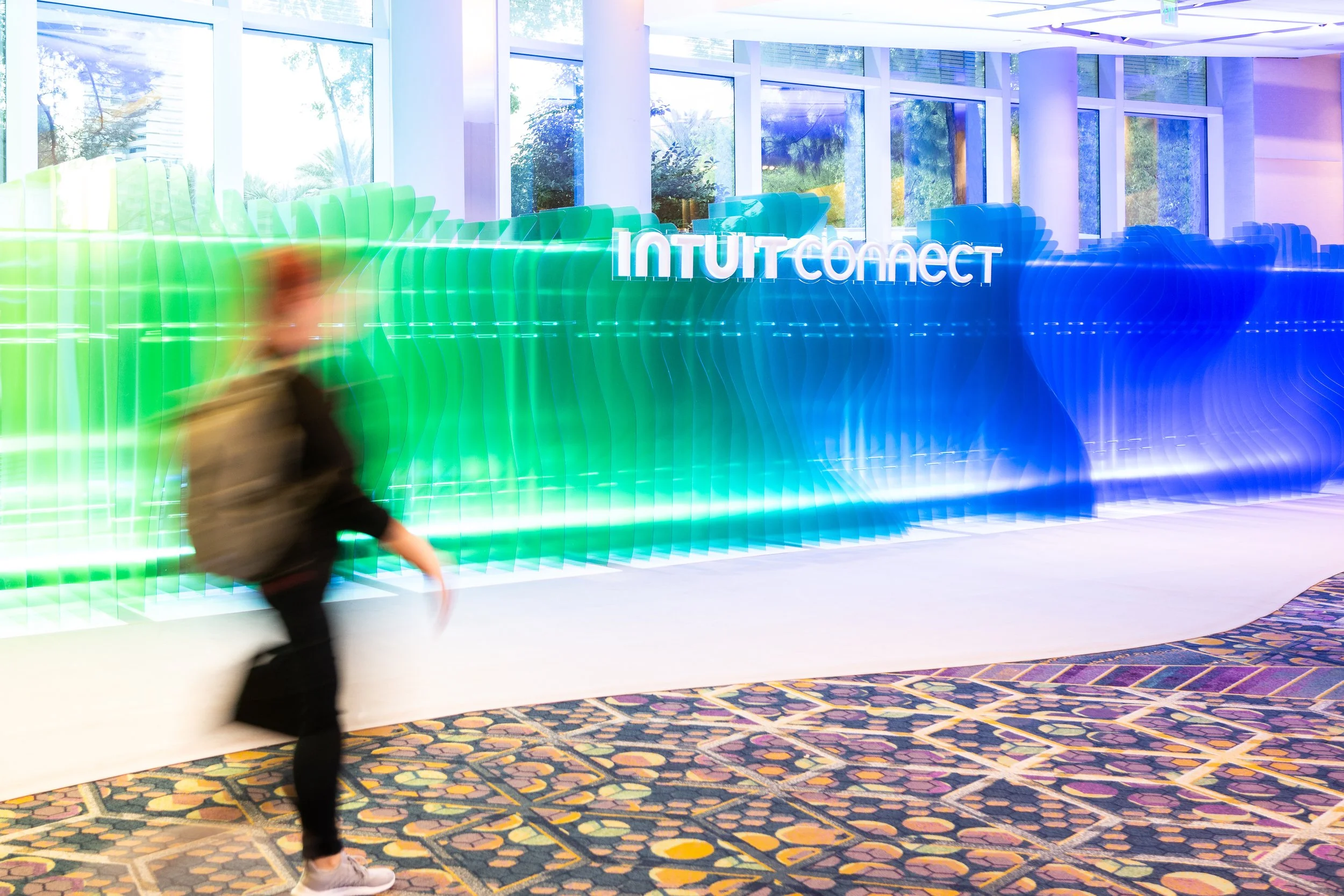 2025_IntuitConnect_GeneralHallway_PlexiWall_83628.jpg