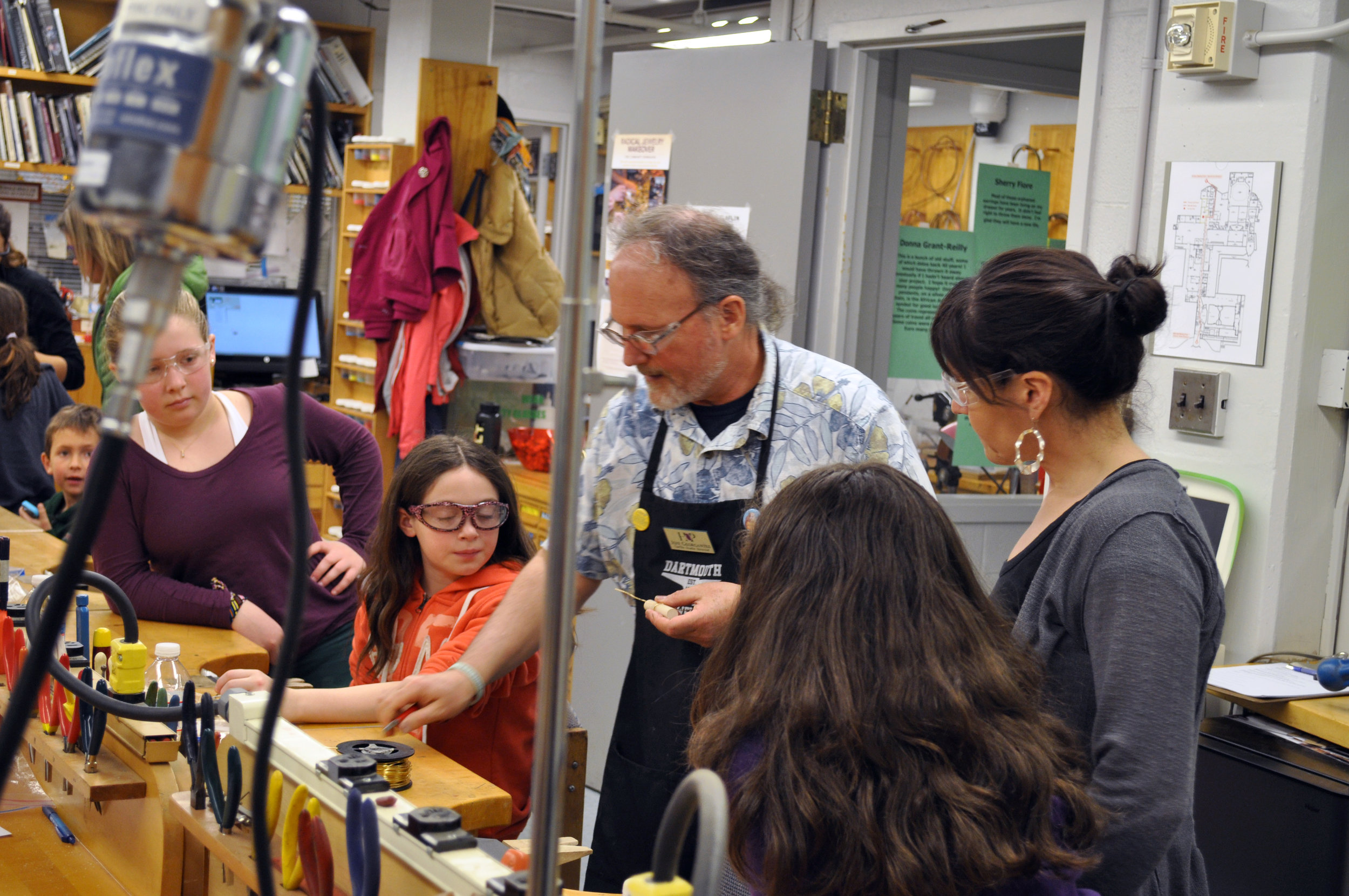 Jeff demonstrates wire ring.jpg