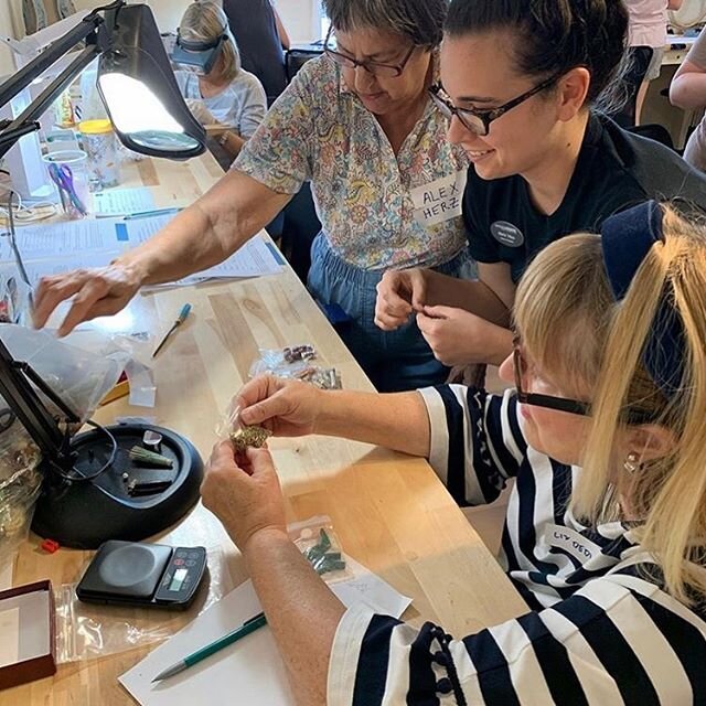 Yesterday was #sortingday for #RJMSouthFlorida! We sorted through over 100 donations!!! Thank you so much to our donors and volunteers who helped to make yesterday a success. 
#radicaljewelrymakeover @radicaljewelrymakeover @lighthousearts @armoryart