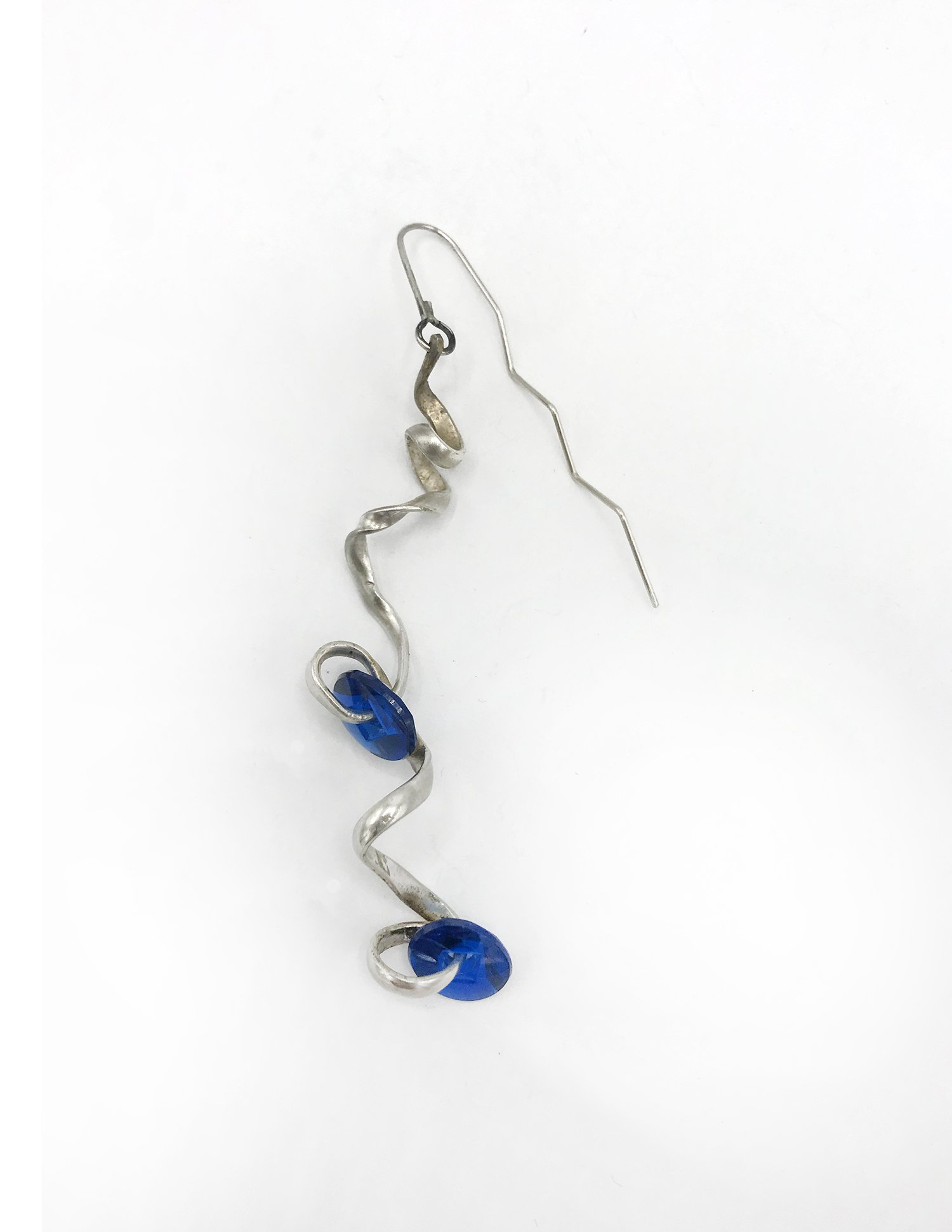 Moneik Schrijer Single earing blue stones.jpg