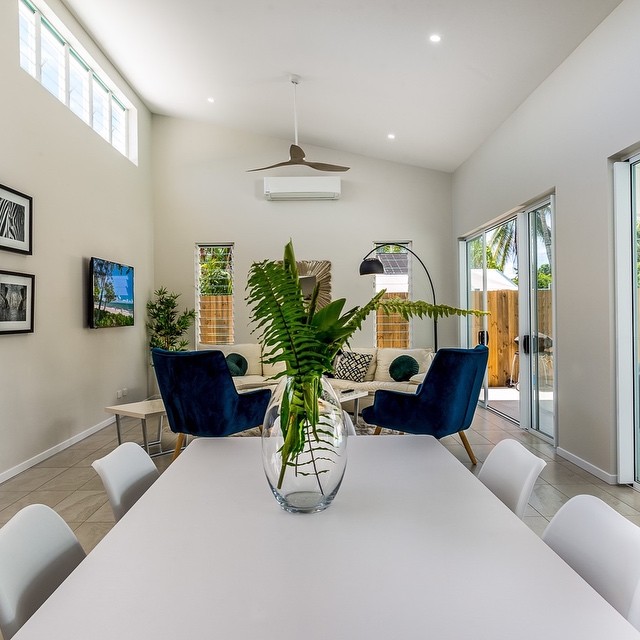 &quot;Villa on Vievers&quot; light filled open and breezy. ⠀⠀
The owners have had the house styled beautifully by the talented @tracyhenderson.designs and is now listed and ready for bookings on air BnB check it out @holidaypalmcove ⠀⠀