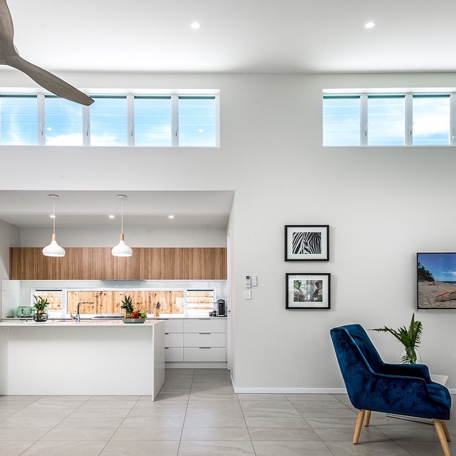 High level louvre windows was a key feature of this house. They not only create great light, but also help in the natural ventilation process of the space by expelling the hot air up and out of the house. ⠀⠀