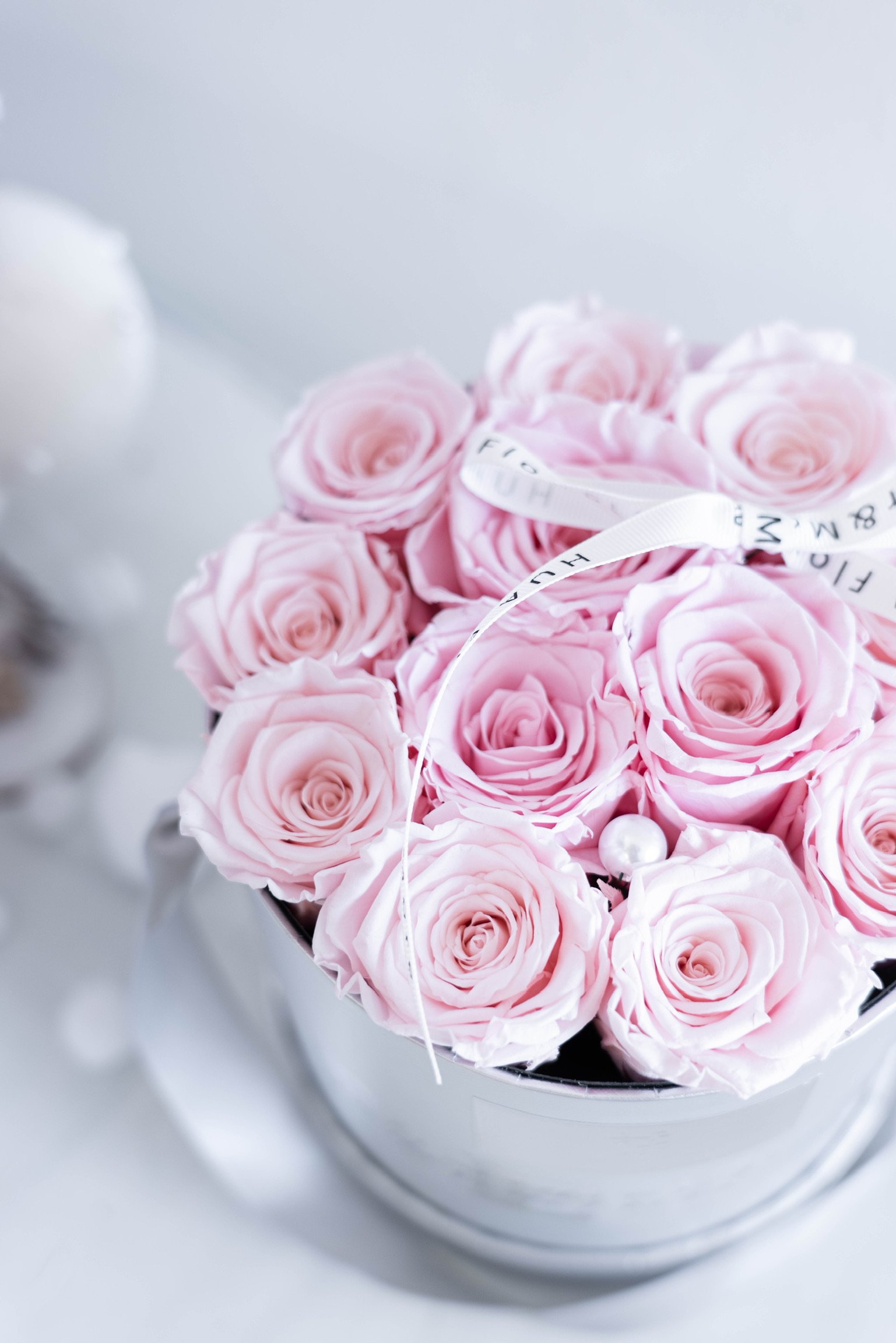 Preserved fresh flowers in Round hatbox