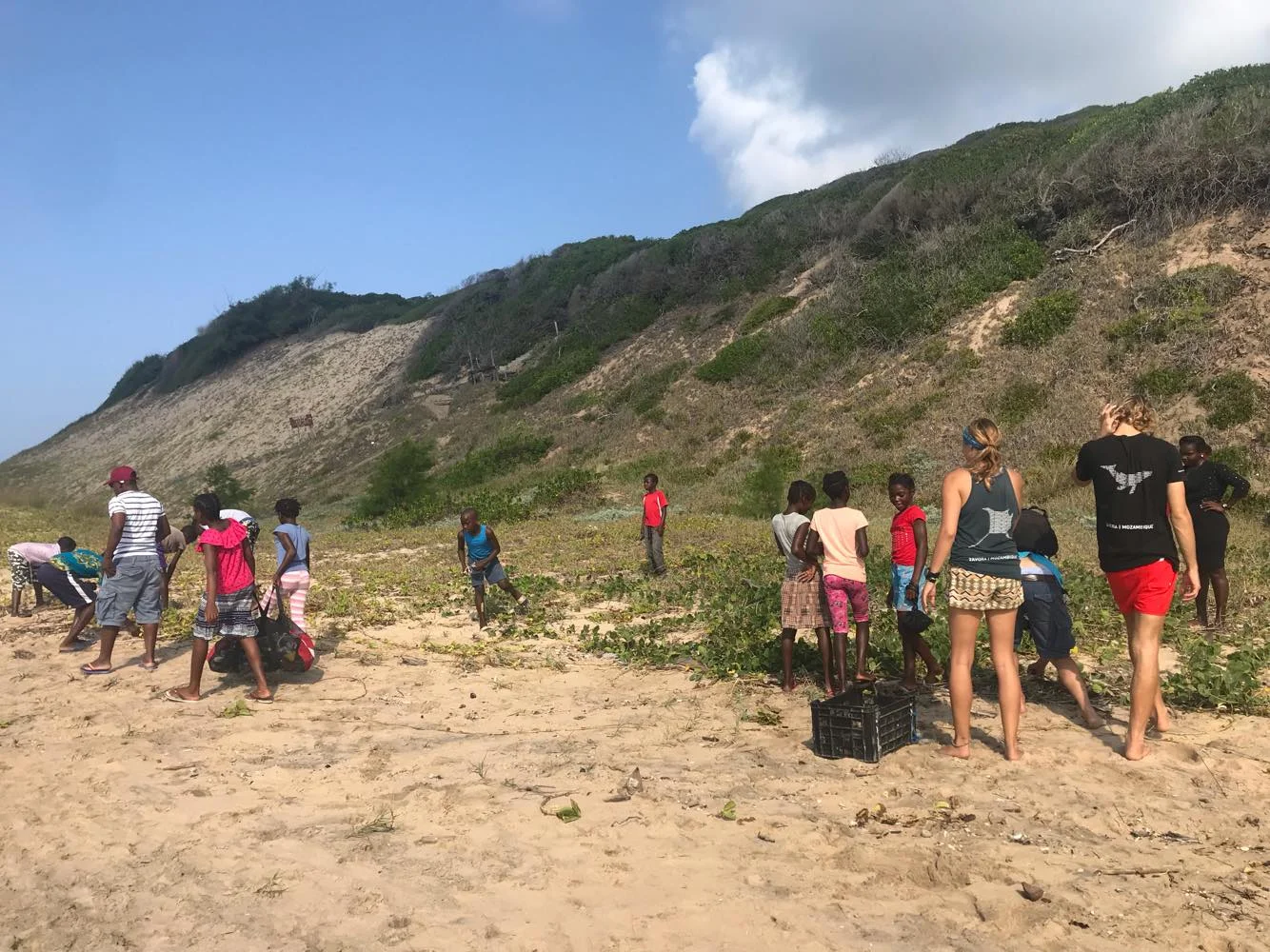 What an incredible image of people coming together to tackle trash in their local community. Here GOS Lead Ambassador Jennifer Thomson ran a beach cleanup in Zavora, Mozambique! She completed 2 beach cleans with 30 researchers and school children, collecting 122kg of ocean trash! AMAZING! (Photo: @ jenniferelizabeththomson )