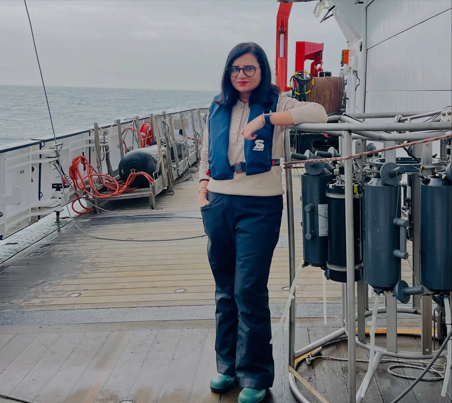 Chandni Sidhu (@steminist_chandni ) grew up in North India, far from the ocean, and never imagined that it would one day shape her life and career. She first saw the ocean during her trip to South of India during her PhD, and the experience left a la