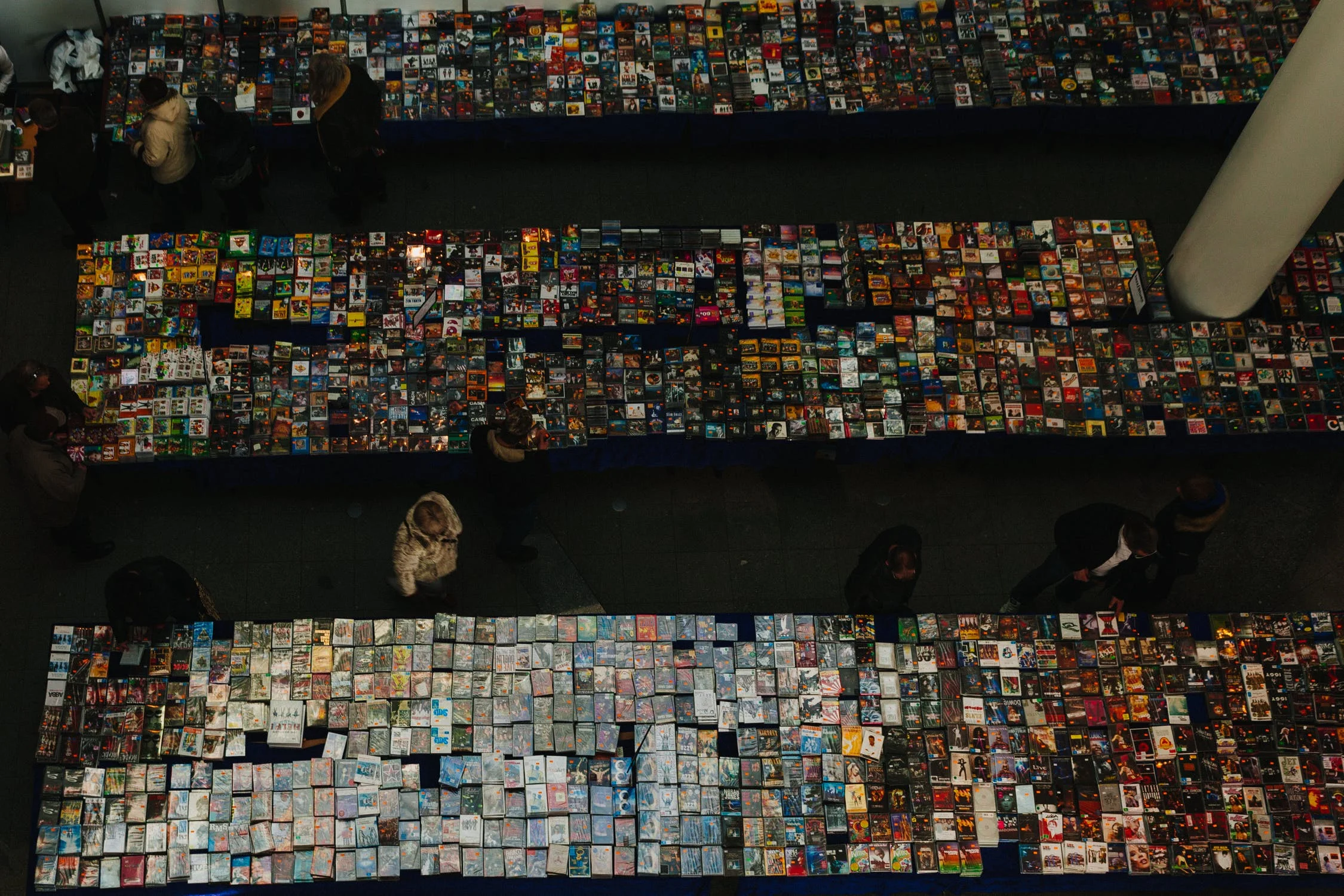 people-buy-sell-cassettes.jpg